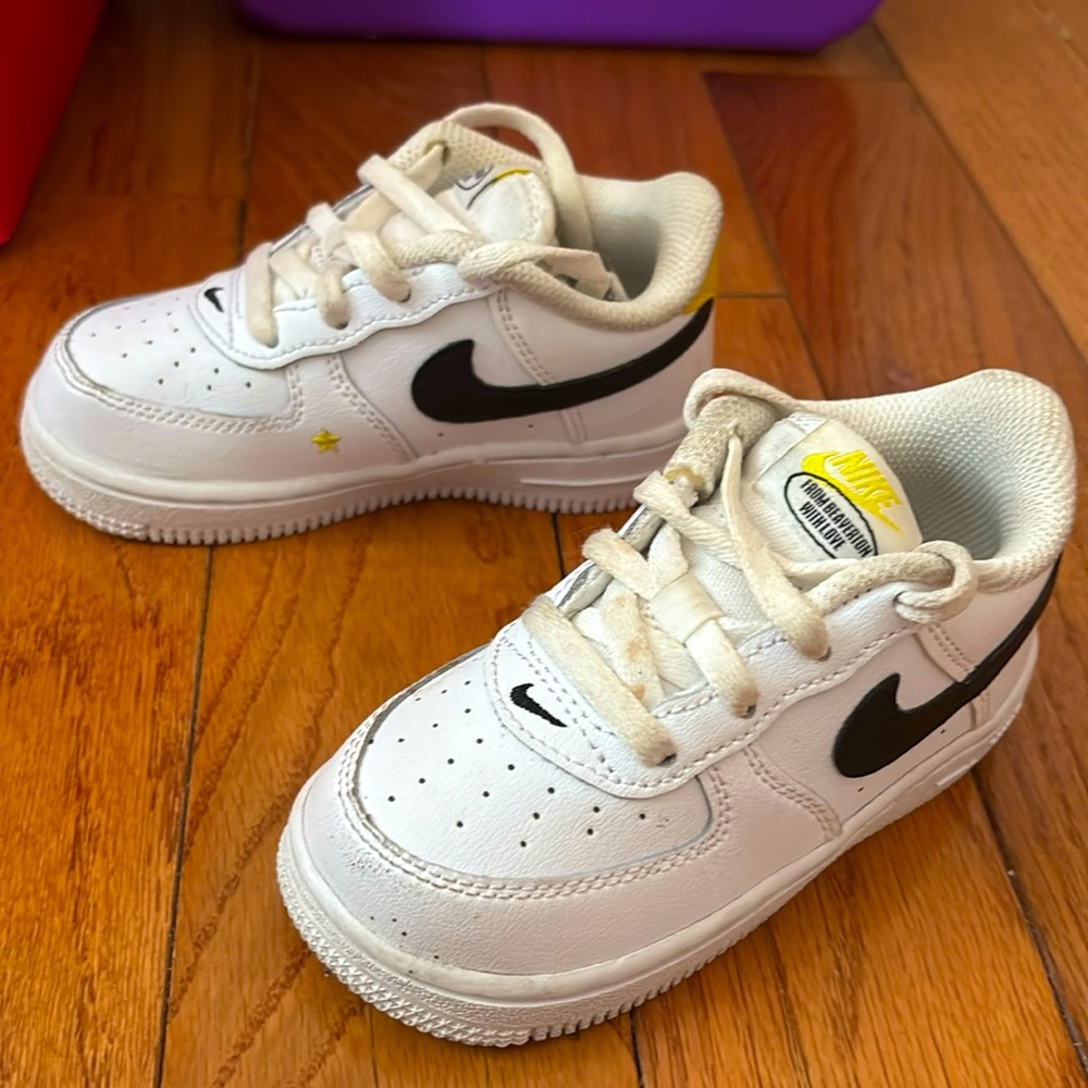 NIKE AIR FORCE 1 (UNISEX SIZE 8c)